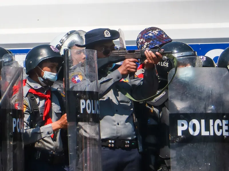 SUA anunță noi sancţiuni comerciale, forțele juntei trag în manifestanți. / Foto: dailysabah.com