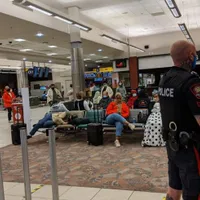 Pasagerii zborului anulat spre Toronto. Sursa foto: BBC News
