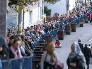 20 de ore așteaptă pelerinii la coada de la Sfânta Parascheva din Iași. Se întinde pe kilometri Foto: Inquam Photos / Casian Mitu