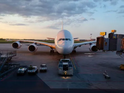 Un avion de pasageri Airbus A380, pe Aeroportul Roissy, din Paris - Foto: Profimedia Images
