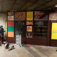 A început desfiinţarea chioşcurilor ilegale de la staţia de metrou Basarab. / Foto: Facebook, Clotilde Armand