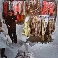 Cum a reușit un bărbat să fure haine dintr-un magazin celebru, de față cu vânzătoarele - Foto: Captură camere de supraveghere