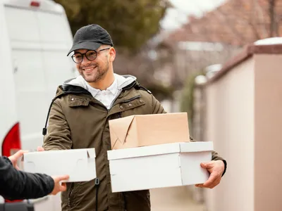 Firmat de curierat UPS concediază 20.000 de angajți. În România oferă salarii de 6.800 de lei - Foto: Freepik (Imagine cu rol ilustrativ)