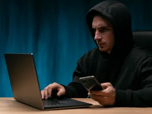 Tânăr bărbat preocupat de activitatea sa online - Foto: Freepik/CC0