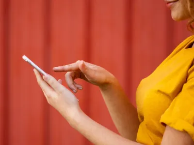 Butonul de pe telefon pe care să-l apeși atunci când pleci de acasă. Altfel datele tale sunt expuse - Foto: freepik (rol ilustrativ)