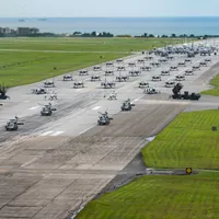Demonstrație de forță a SUA în Japonia. Zeci de avioane de 5.000.000.000$ au decolat simultan - FOTO:By Senior Airman James Johnson