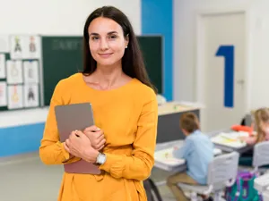 Nicușor Dan a tras un semnal de alarmă cu privire la salariile profesorilor. Când ar putea crește? Foto: Freepik (fotografie cu caracter ilustrativ)