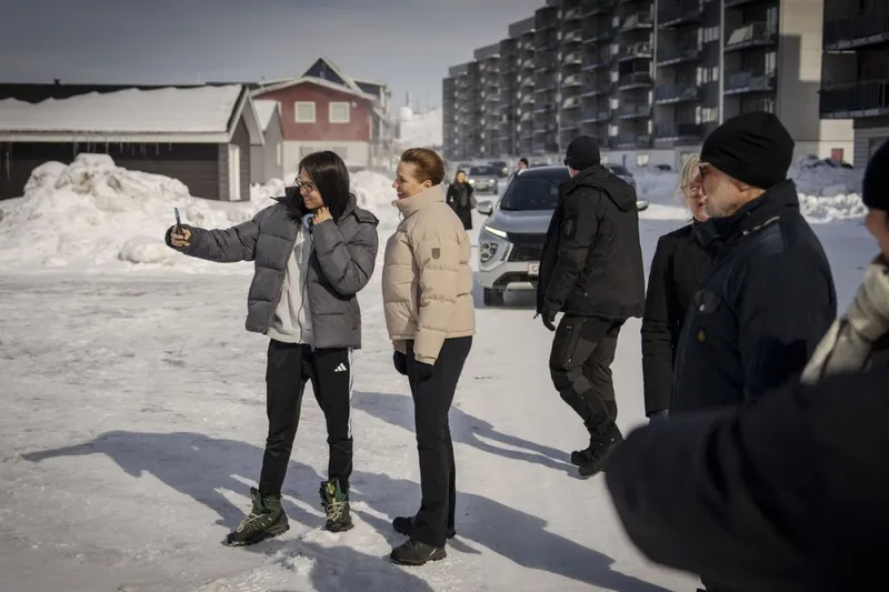 Premierul danez Mette Frederiksen face un selfie cu omologul său interimar groenlandez, Múte B. Egede, pe străzile din capitala Nuuk - Foto: Profimedia Images