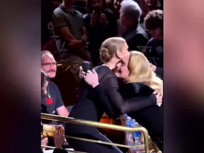 Postura în care au fost surprinse Adele și Celine Dion la un concert. S-a lăsat cu lacrimi - Foto: Captura video