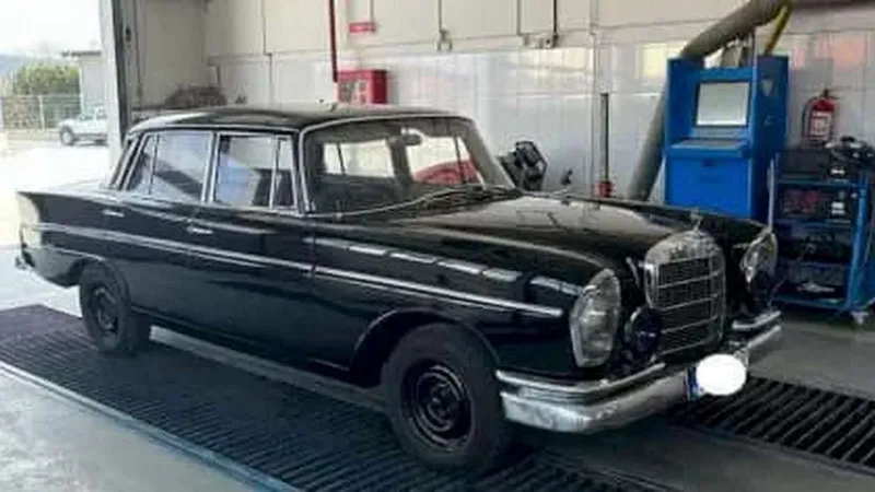 Un Mercedes „coadă de rândunică” din coloana lui Ceaușescu, la ITP în Vaslui. - Foto: Facebook/Valeriu Stoian