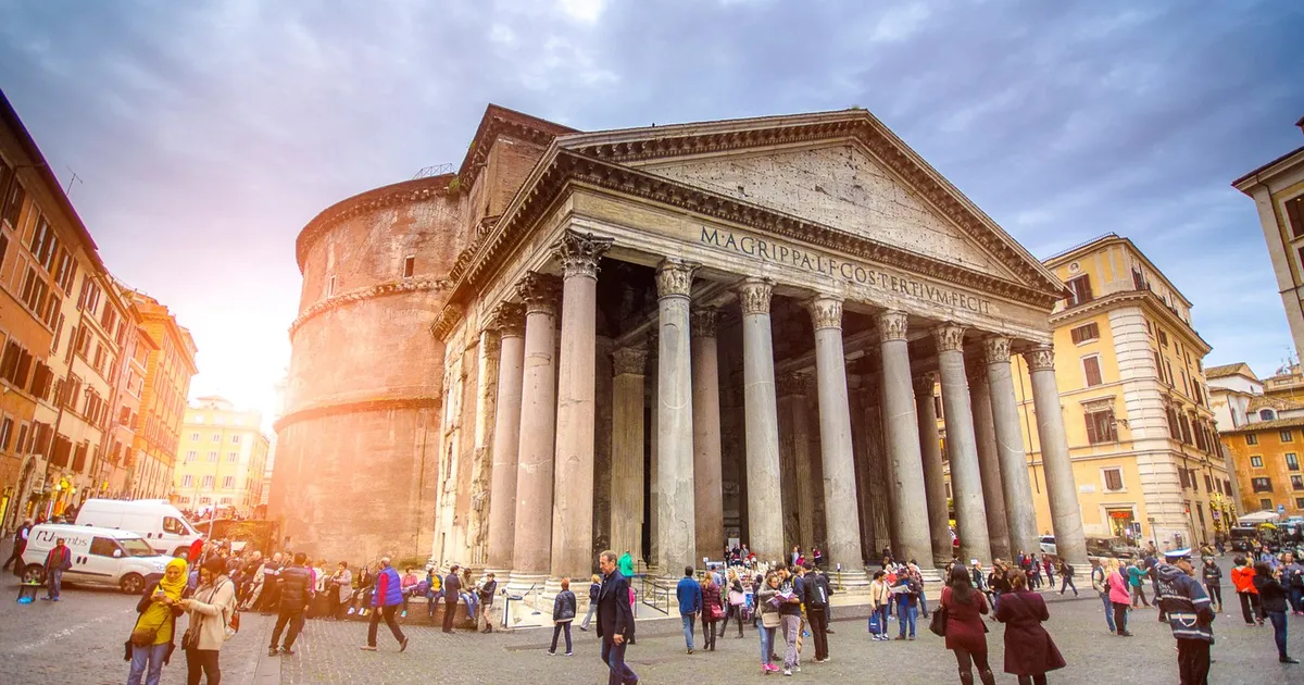 Un turist japonez a murit după ce a căzut de pe un zid al Panteonului din Roma • Newsweek România