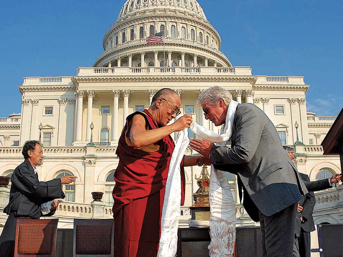 Dalai Lama cu actorul Richard Gere la o ceremonie din 2007 la Capitoliul SUA