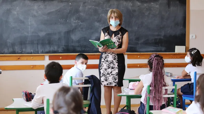 Sindicaliștii amenință că vor da guvernul în judecată dacă profesorii vor fi obligați să se testeze / UNICEF
