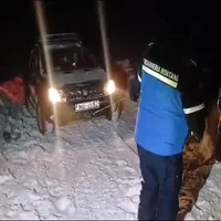 Doi adulți și un copil au rămas blocați cu mașina în Munții Șureanu. Jandarmii i-au scos din nămeți Foto: IJJ Alba
