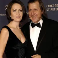 Fata lui Ilie Năstase și-a tatuat tatăl pe braț. Sportivul are o umbrelă și o rachetă în mâini / playtech