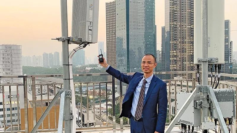Un angajat al China Telecom compară o stație 4G, dreapta, cu versiunea 5G. Rețelele 5G pot suporta o cantitate mult mai mare de date