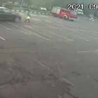 Bărbatul care a dat intenționat cu mașina peste un om s-a predat la Poliție. Captură video