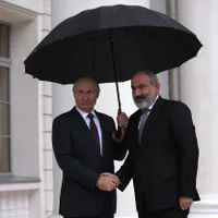 Vladimir Putin, sub aceeași umbrelă cu premierul armean Nicol Pashinyan la Soci, pe 31 octombrie 2022 Foto: profimediaimages.ro