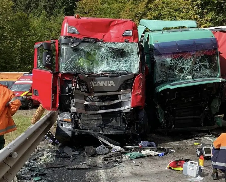 Un camion cu lemne și un TIR s-au izbit frontal DN 15B. / Foto: infotraficromania.ro