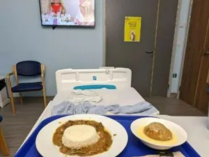 Ce mâncare a primit un român într-un spital din Londra: „Cina, meniul și camera mea de spital” - Foto: Preluare B1TV