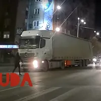 Un nou accident în Pasajul Unirii, evitat în ultima clipă. Un șofer s-a pus în fața unui TIR - FOTO: Captura YouTube/Iuda