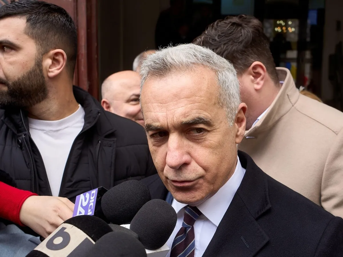 Extremistul Georgescu își depune canditura. George Simion a venit înaintea lui să numere semnăturile - Foto: Profimedia Images