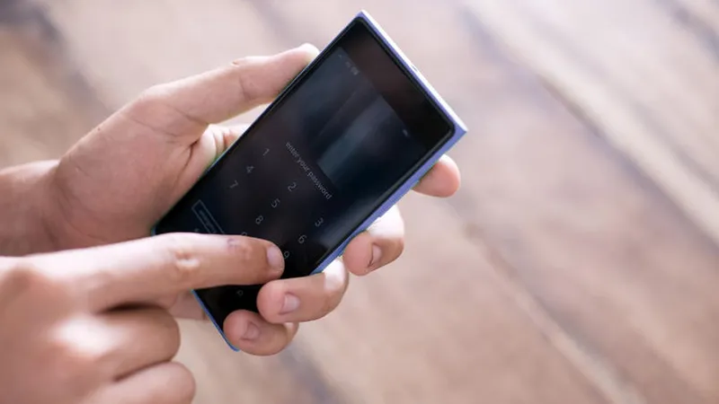 I-a furat unei femei telefonul din mână, apoi i-a pulverizat spray lacrimogen în ochi - Foto: freeimageslive.co.uk