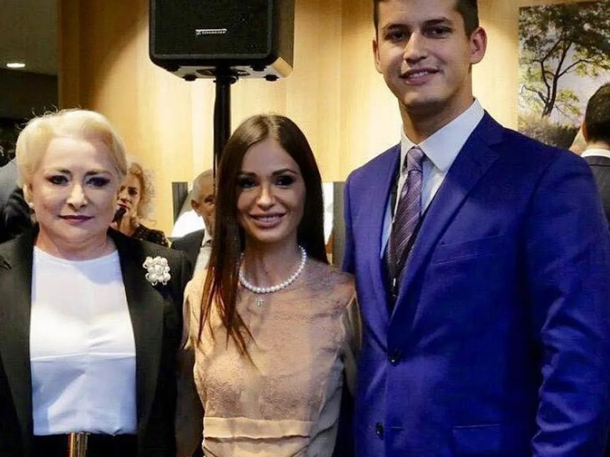 Fiul lui Adrian Năstase (foto dreapta alături de iubită și Dăncilă) și-a deschis camping la mare / Pro Tv