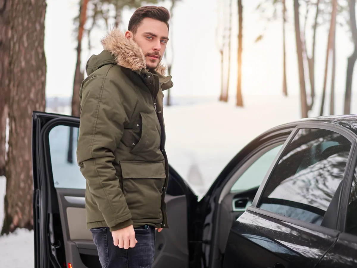 Bărbat la mașină iarna - Foto: Freepik (Imagine cu rol ilustrativ)