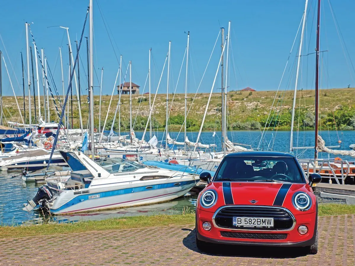 Mini-ul hatch în trei uși a demonstrat că e gata de aventură în Marina Limanu. Foto: Cîrnu Flavian Ionuț