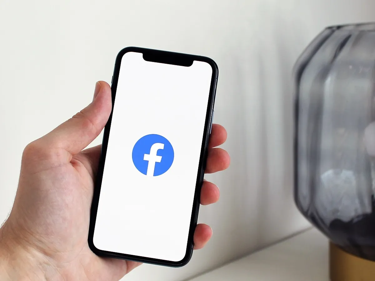 Telefon cu aplicație Facebook
