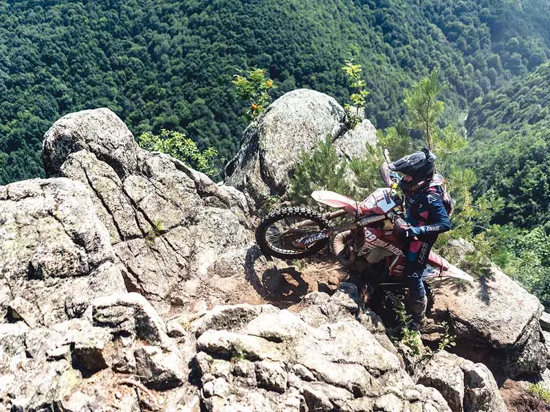 Sandra Gomez,  femeia fantastică a hard enduro-ului, în Wolfs Nest, probabil cea mai spectaculoasă zonă a traseului raliului