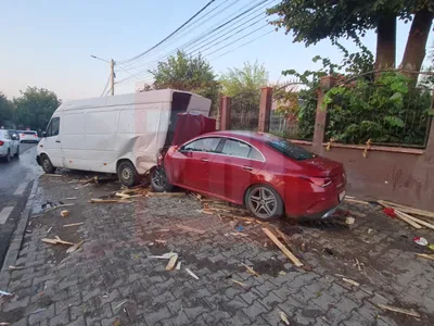 Un tânăr de bani gata beat s-a înfipt cu Mercededul CLA într-o dubă cu pepeni oprită. / Foto: ziaruldeiasi.ro