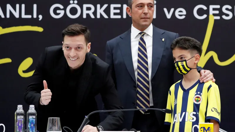 Mesut Ozil și președintele Ali Koc de la Fenerbahce în timpul semnării unui contract/ Foto: REUTERS