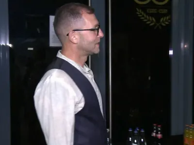 Celebrul milionar român care circulă cu metroul în București. Cum arată acum, la 47 de ani