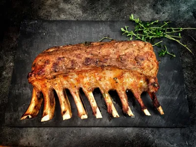 Prețuri mai mici la carnea de miel în Iași: unde găsești cele mai bune oferte în Săptămâna Mare? - Foto: Pexels/pascal claivaz
