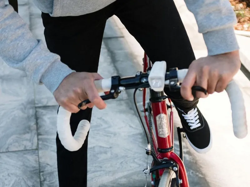 Bărbat pedalând pe o bicicletă - Foto: Pexels/cottonbro studio (Imagine cu caracter ilustrativ)