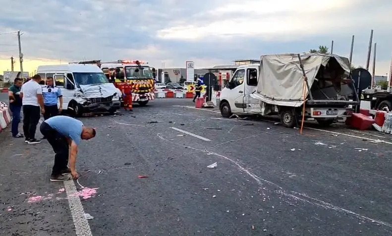 Un microbuz s-a izbit de un camion în sensul giratoriu de la Leţcani: 9 persoane au ajuns la spital/FOTO: ziaruldeiasi.ro