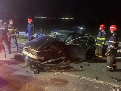 Mercedes S-Klasse, „șifonat” bine de două TIR-uri pe centura Bacăului. / Foto: Info Trafic 24, Facebook