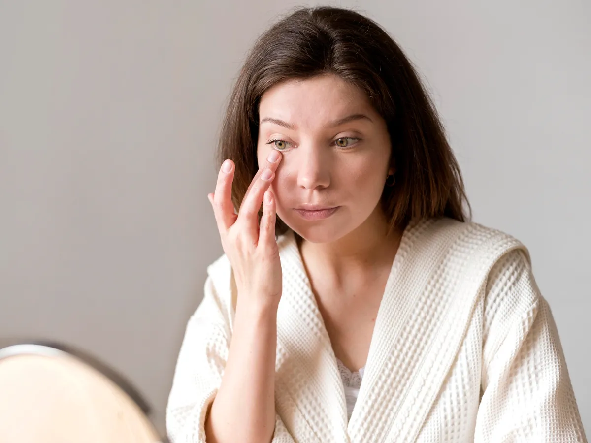 Leguma pe care să o pui pe ochi ca să scapi de cearcăne instant. Costă 3 lei și hidratează tenul imediat