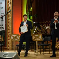 Gabriel Păun (dreapta) pe scena Ateneului Român la Gala Curaj organizată de Agent Green, ONG ul său. Sursă foto: Facebook