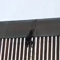 Mexicanii sar gardul lui Trump cu scări de lemn de 5 dolari Foto: captură video