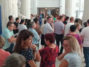 Protest spontan, în Ministerul Finanțelor. Angajații nemulțimiți de OUG-ul austerității - Foto: news.ro