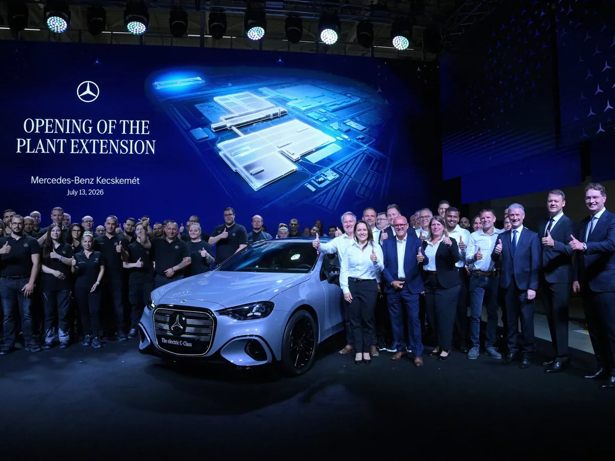 Mercedes mărește producția în Ungaria și reduce costurile salariale în Germania cu 35 €.