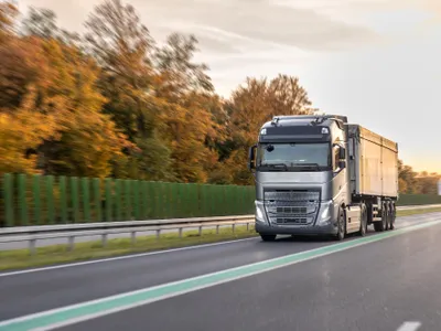 Camion pe autostradă - Foto: freepik (rol ilustrativ)