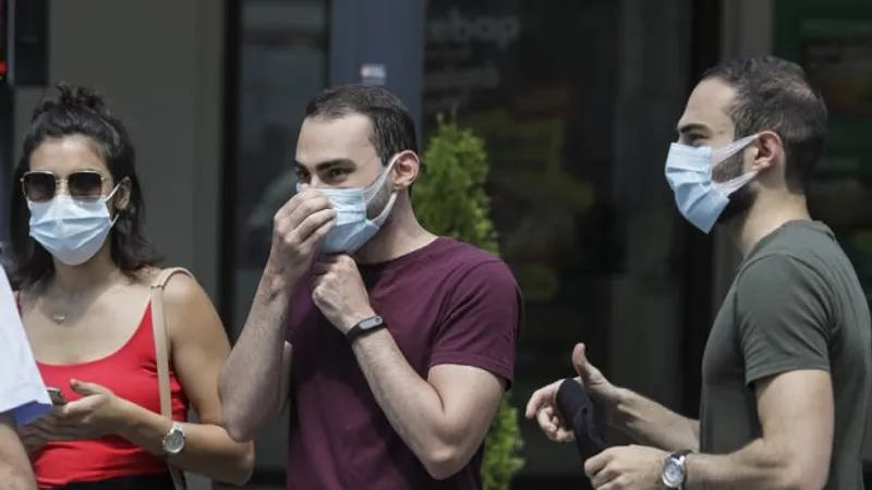 Parlamentarii AUR au depus un amendament prin care masca să nu mai fie obligatorie în toate spațiile publice/FOTO: Inquam Photos/Octav Ganea