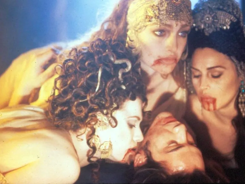 Michaela Bercu, în "Bram Stoker's Dracula", de Francis Ford Coppola, împreună cu Florina Kendrick, Monica Bellucci şi Keanu Reeves - Foto: Profimedia Images