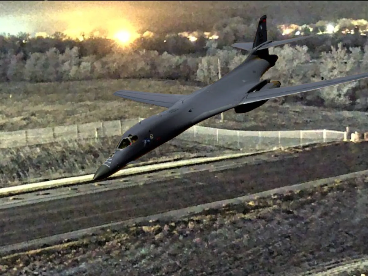 Un bombardier american B-1B supersonic s-a prăbușit încercând să aterizeze. A luptat în Irak - Foto: X/@fl360aero