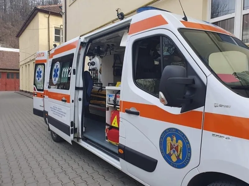 Descoperire macabră în Galați. O adolescentă de 17 ani, găsită fără viață lângă un bloc de locuințe - Foto: Facebook/Ambulanța