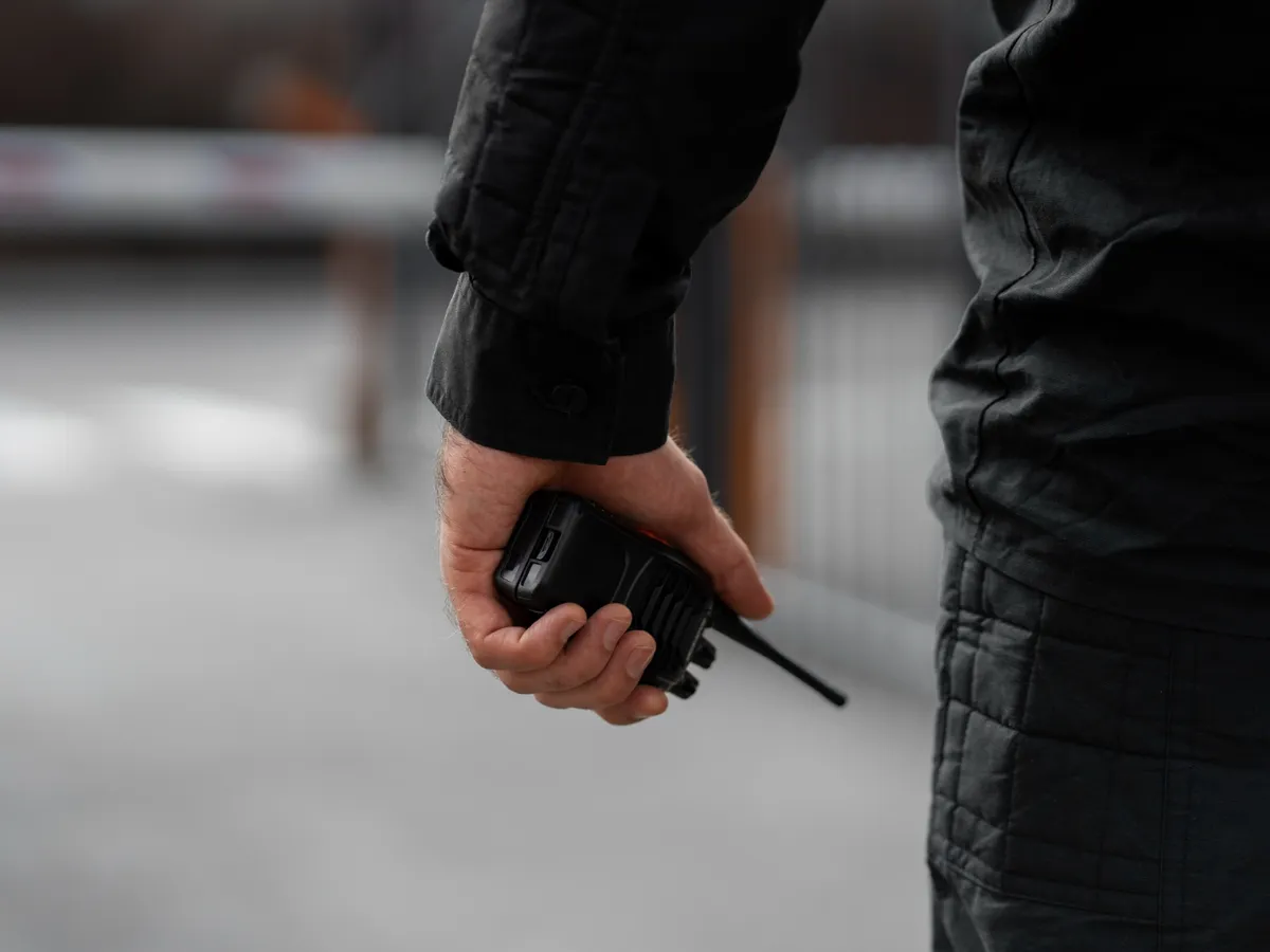 Polițist cu stația în mână - Foto: Freepik (rol ilustrativ)